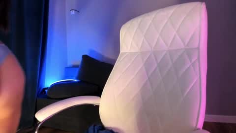 Snapshot of akura_01 chatting on November 15, 2025, 2:31 am Akura is here 3 online show from November 15, 2025, 2:31 am