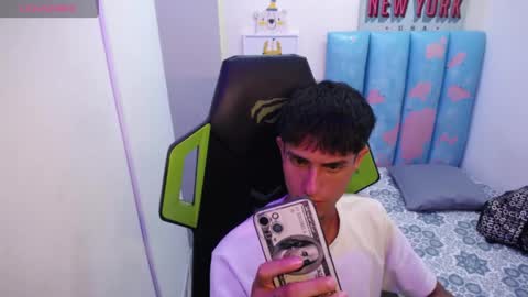 Snapshot of akyra_latin chatting on April 2, 2026, 4:43 am Akyra latin online show from April 2, 2026, 4:43 am