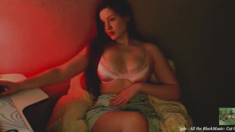 Snapshot of al1cegreen__ chatting on December 21, 2025, 9:49 am Alice online show from December 21, 2025, 9:49 am