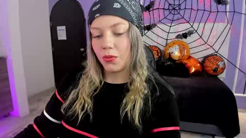 Snapshot of alaia_greyy chatting on October 15, 2025, 1:22 pm Alaia online show from October 15, 2025, 1:22 pm