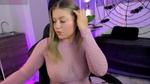 Snapshot of alaia_greyy chatting on October 25, 2025, 1:07 pm Alaia online show from October 25, 2025, 1:07 pm