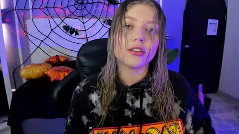 Snapshot of alaia_greyy chatting on November 4, 2025, 12:37 pm Alaia online show from November 4, 2025, 12:37 pm