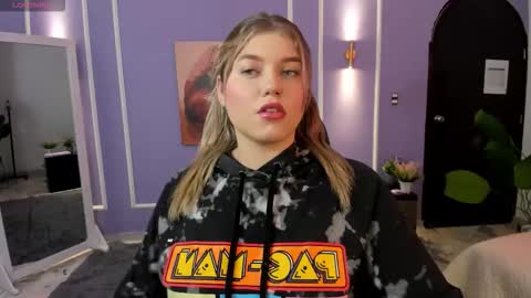 Snapshot of alaia_greyy chatting on November 22, 2025, 12:59 pm Alaia online show from November 22, 2025, 12:59 pm