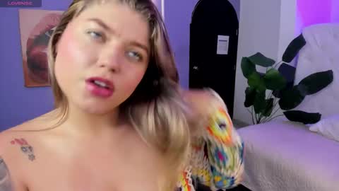 Snapshot of alaia_greyy chatting on November 26, 2025, 2:18 pm Alaia online show from November 26, 2025, 2:18 pm