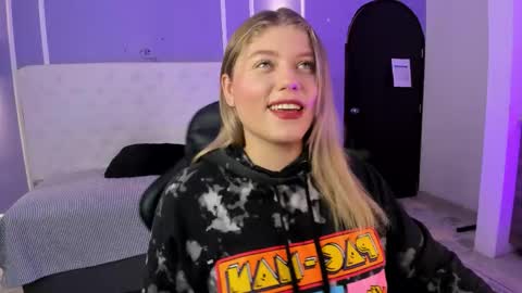 Snapshot of alaia_greyy chatting on December 22, 2025, 12:35 pm Alaia online show from December 22, 2025, 12:35 pm