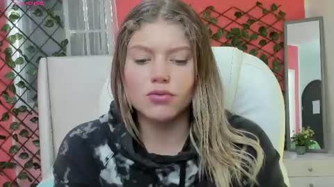 Snapshot of alaia_greyy chatting on June 19, 2026, 1:15 pm Alaia online show from June 19, 2026, 1:15 pm