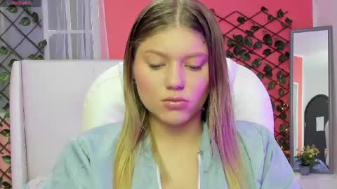 Snapshot of alaia_greyy chatting on June 23, 2026, 12:36 pm Alaia online show from June 23, 2026, 12:36 pm