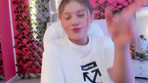 Snapshot of alaia_greyy chatting on July 10, 2026, 1:14 pm Alaia online show from July 10, 2026, 1:14 pm