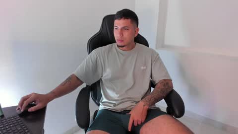 Snapshot of alan_muscle chatting on January 22, 2025, 5:16 am Alan online show from January 22, 2025, 5:16 am