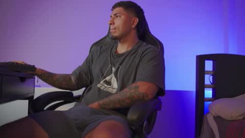 Snapshot of alan_muscle chatting on November 19, 2025, 5:40 am Alan online show from November 19, 2025, 5:40 am