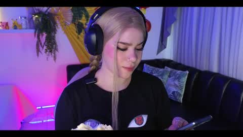 albaandthayron online show from November 18, 2025, 12:09 pm