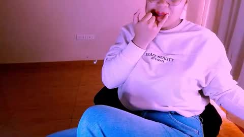 Snapshot of alejandra_conde chatting on October 14, 2025, 6:52 pm Alejandra online show from October 14, 2025, 6:52 pm