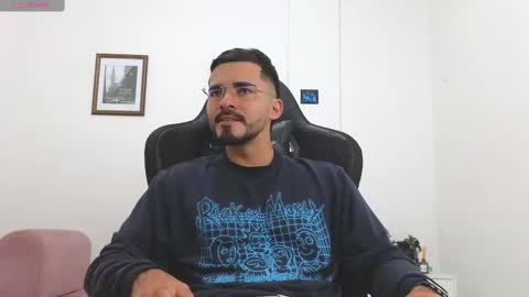 alejandroo_7 online show from November 7, 2025, 8:42 pm