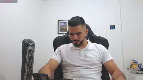 alejandroo_7 online show from June 15, 2026, 9:06 pm