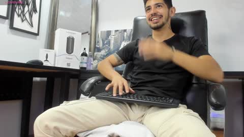 Snapshot of alejandrostorm chatting on January 10, 2025, 7:21 pm Alejo online show from January 10, 2025, 7:21 pm