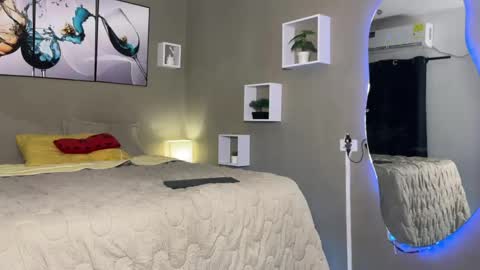 Alejo online show from April 8, 2026, 4:12 am