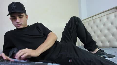 Snapshot of alejo_gray1 chatting on November 7, 2025, 3:17 am alejo_gray1 online show from November 7, 2025, 3:17 am