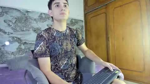 Snapshot of alejo_gray1 chatting on November 9, 2025, 7:23 pm alejo_gray1 online show from November 9, 2025, 7:23 pm
