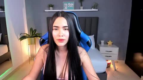 Snapshot of alessia_leroy chatting on February 10, 2025, 9:04 pm A L E S S I A online show from February 10, 2025, 9:04 pm