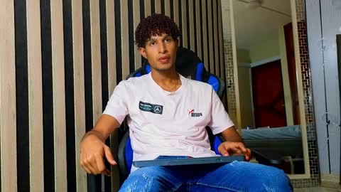 Snapshot of alex_bloom_ chatting on May 27, 2026, 7:33 pm Alexander online show from May 27, 2026, 7:33 pm