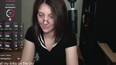 dont be afraid to click social media link its  working  just click on that  online show from December 11, 2024, 11:10 pm