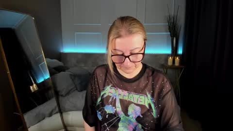 Snapshot of alexandra_kind chatting on February 19, 2025, 4:01 am Alexandra online show from February 19, 2025, 4:01 am