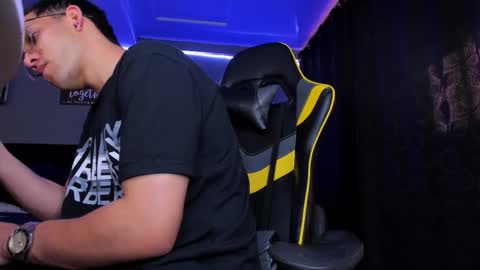 Snapshot of alexgiraldo__ chatting on October 21, 2025, 2:29 pm alexgiraldo__ online show from October 21, 2025, 2:29 pm