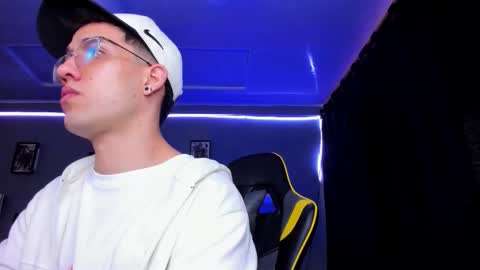 Snapshot of alexgiraldo__ chatting on November 7, 2025, 12:05 pm alexgiraldo__ online show from November 7, 2025, 12:05 pm