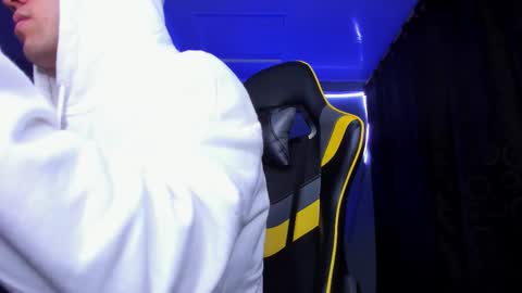 Snapshot of alexgiraldo__ chatting on November 15, 2025, 4:32 am alexgiraldo__ online show from November 15, 2025, 4:32 am