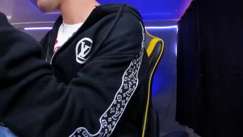 Snapshot of alexgiraldo__ chatting on November 17, 2025, 12:33 pm alexgiraldo__ online show from November 17, 2025, 12:33 pm