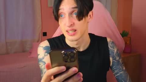 Snapshot of alexxone_ chatting on October 3, 2025, 12:02 pm Alex online show from October 3, 2025, 12:02 pm