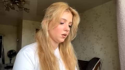 Snapshot of alfrediamalcom chatting on October 1, 2025, 7:14 am Maria online show from October 1, 2025, 7:14 am