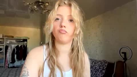 Snapshot of alfrediamalcom chatting on October 8, 2025, 7:17 am Maria online show from October 8, 2025, 7:17 am