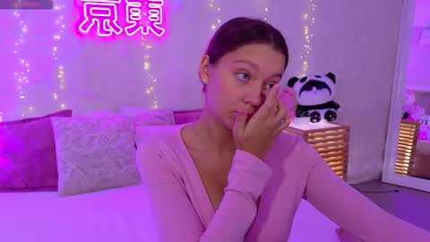 Snapshot of alice_charmy chatting on October 13, 2025, 5:51 am Alice in Wonderland online show from October 13, 2025, 5:51 am