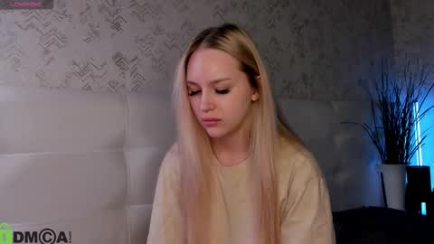 Snapshot of alice_elf chatting on October 12, 2025, 10:53 pm Alice online show from October 12, 2025, 10:53 pm