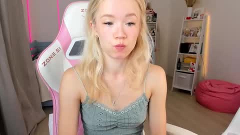 Snapshot of alice_forfun chatting on October 13, 2025, 5:18 am Alichery online show from October 13, 2025, 5:18 am
