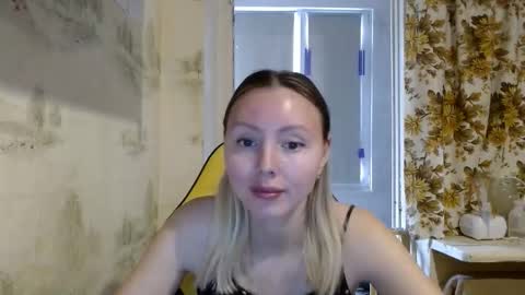Snapshot of alice_smiles chatting on April 14, 2026, 10:32 am Alice smiles online show from April 14, 2026, 10:32 am