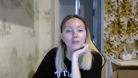 Snapshot of alice_smiles chatting on April 15, 2026, 11:28 am Alice smiles online show from April 15, 2026, 11:28 am