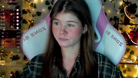 Snapshot of alice_tails chatting on April 22, 2026, 9:38 pm Alice online show from April 22, 2026, 9:38 pm
