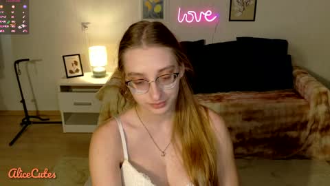 AliceCutes online show from April 6, 2026, 12:39 pm