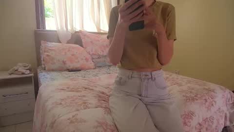 Snapshot of alicedeluca chatting on October 31, 2025, 3:35 pm Alice DeLUCA online show from October 31, 2025, 3:35 pm