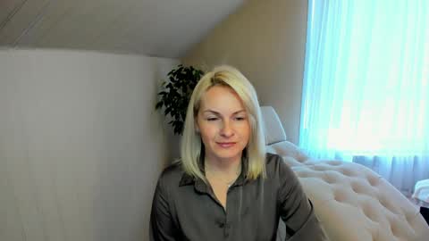 Snapshot of alicee__grace chatting on December 17, 2024, 7:29 am Alicee online show from December 17, 2024, 7:29 am