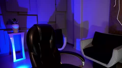 Alice online show from November 28, 2025, 8:00 pm