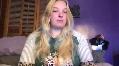 Snapshot of aliceinsmuttyland chatting on December 17, 2025, 11:33 pm Alice online show from December 17, 2025, 11:33 pm