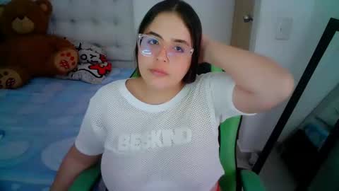 Snapshot of alicia_hotxx chatting on December 19, 2024, 6:23 pm alison online show from December 19, 2024, 6:23 pm