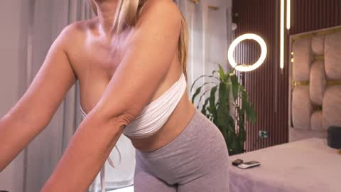 Alicia Lang online show from December 19, 2025, 3:52 pm