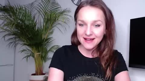 Snapshot of alicialux chatting on February 10, 2025, 3:32 pm Alicia online show from February 10, 2025, 3:32 pm