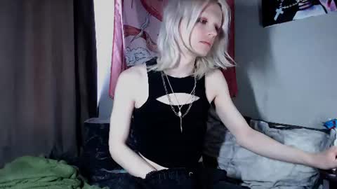 Snapshot of alien_bella chatting on July 22, 2026, 1:47 pm Alien Bella online show from July 22, 2026, 1:47 pm