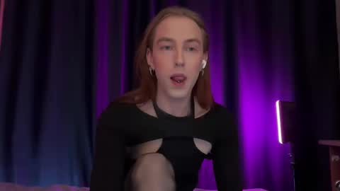 Snapshot of alina_flow chatting on December 16, 2025, 12:43 pm Alexa online show from December 16, 2025, 12:43 pm