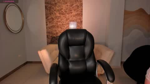 alinakravitz_ online show from November 26, 2025, 11:22 am